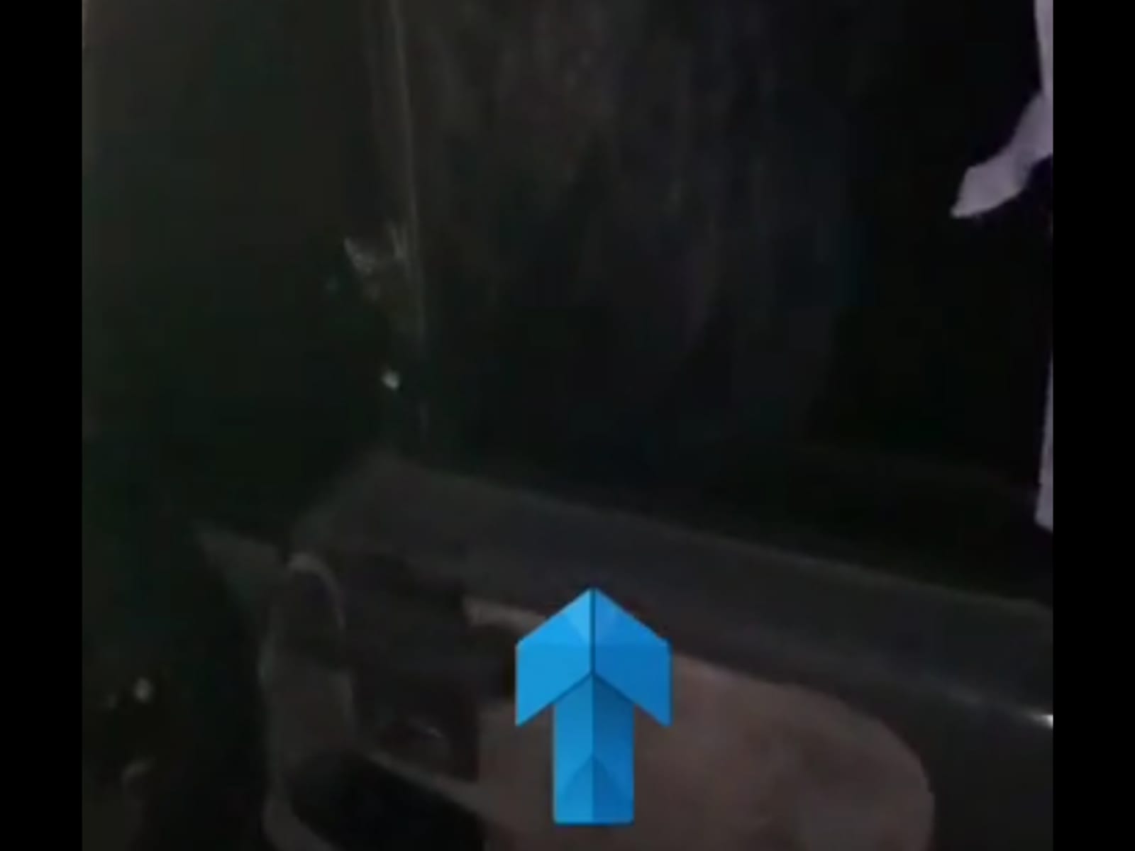 SERAM: Penampakan diduga kuntilanak terekam kamera oleh seorang sopir truk. (sumber: tiktok/ abeayie30)