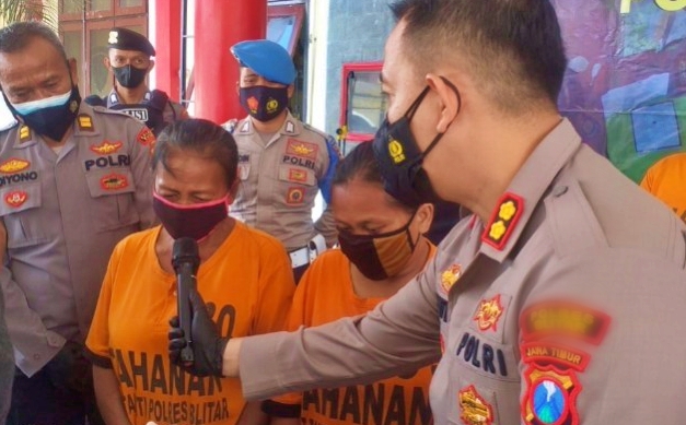 emak emak menangis saat jumpa pers karena mencuri susu dan minyak kayu putih