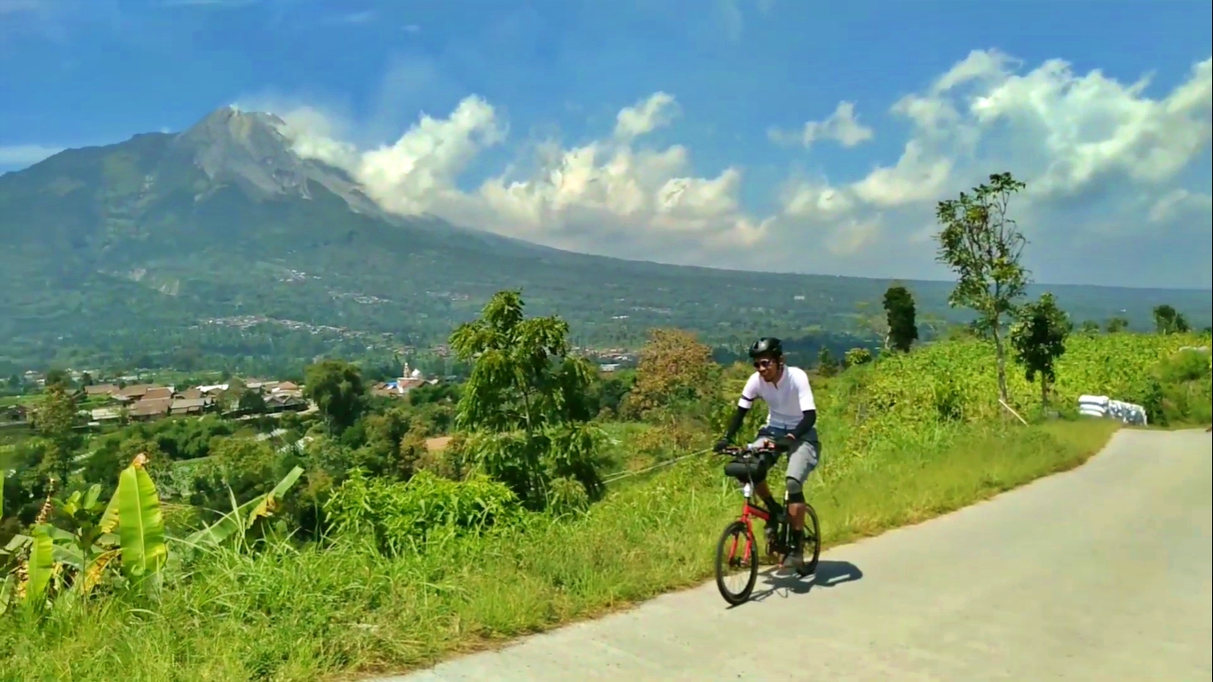 jalur tol kahyangan magelang dengan view Gunung Merapi Merbabu