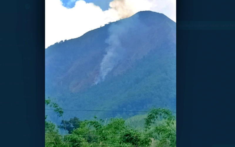lereng sisi utara Gunung Andong terbakar kembali Jumat siang 10 September 2021