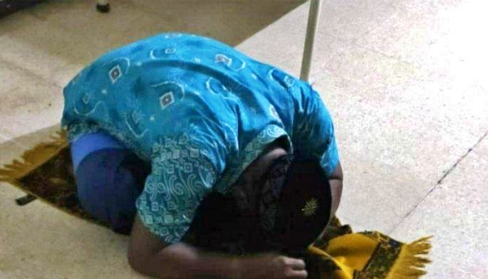 seorang satpam saat ditemukan meninggal dunia dalam kondisi sujud diatas sajadah di kamar mes_Foto Tribun