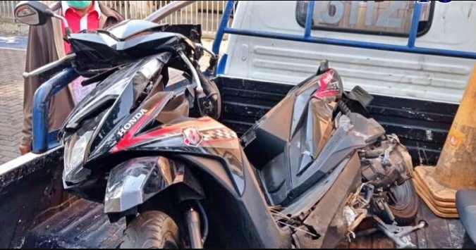 sepeda motor pasangan muda suami istri yang terlibat kecelakaan