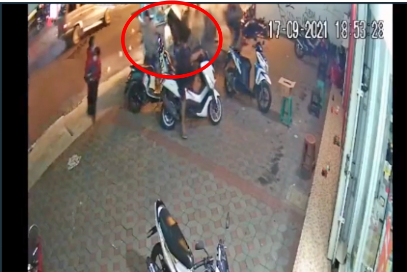 tangkapan layar kecelakaan di jalan kaliurang jogja mobil tabrak gerobak