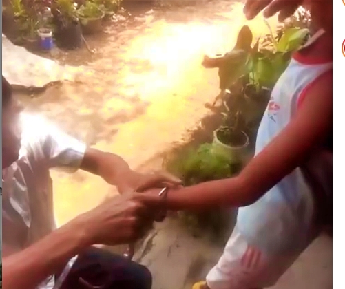 tangkapan layar video seorang anak yang saat dilepas borgolnya dan diduga hendak diculik di Magelang