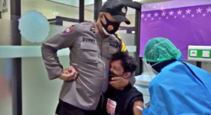 tangkapan layar video viral pemuda peluk dan berteriak saat suntik vaksin