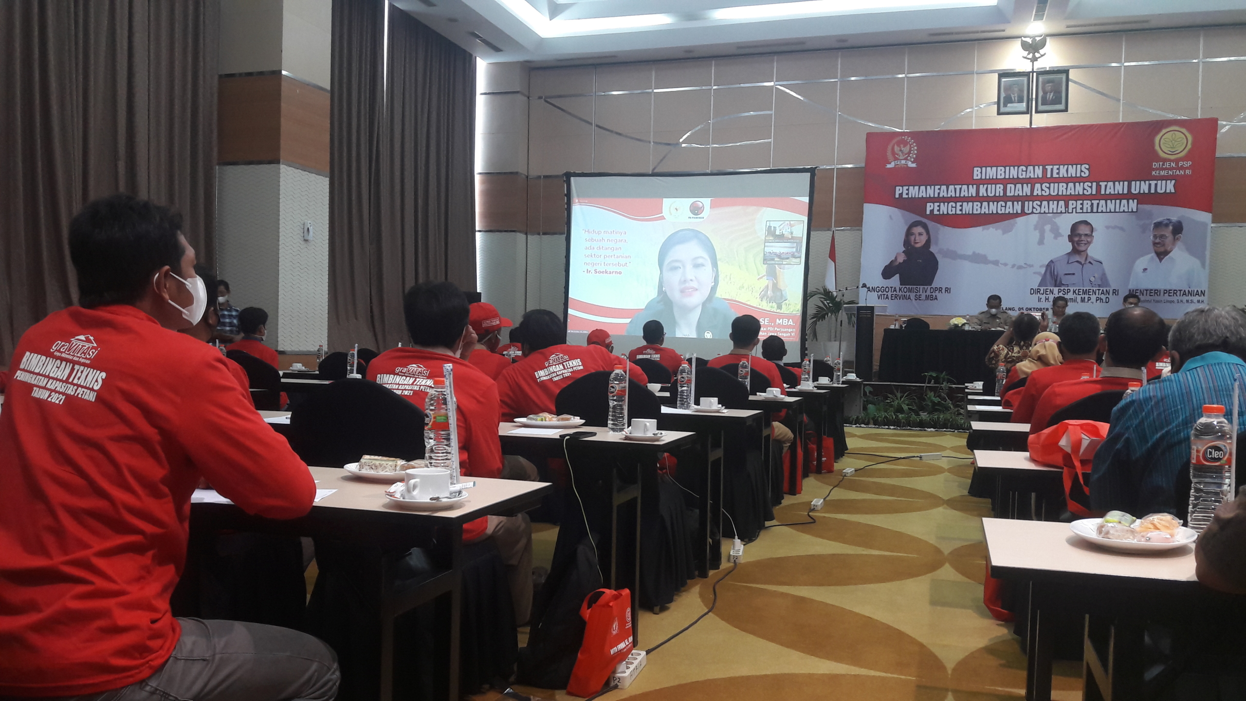 KUR dan AUTP: Anggota Komisi IV DPR RI Vita Ervina SE MBA saat pembelakan kepada para petani Magelang secara virtual, Selasa (5/10). (foto: han)