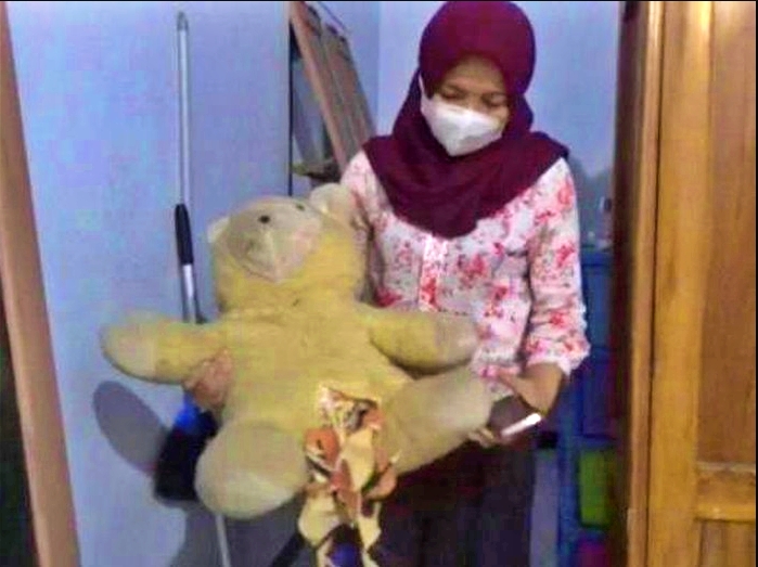 Boneka curian yang dicabuli oleh pelaku yang mencuri celana dalam juga_Foto Istimewa