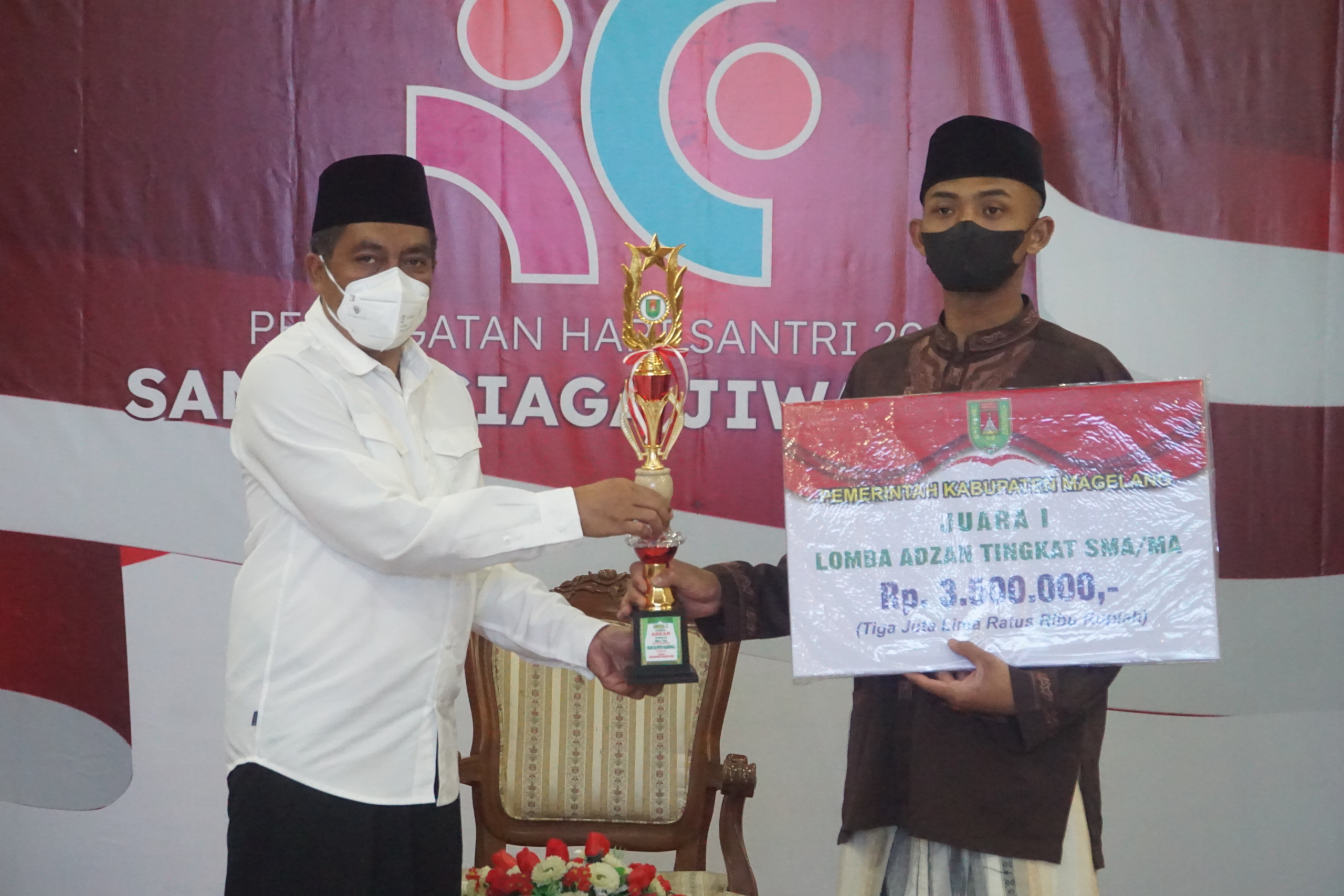 Bupati Magelang Zaenal Arifin saat menyerahkan hadiah dan penghargaan bagi para santri berprestasi.