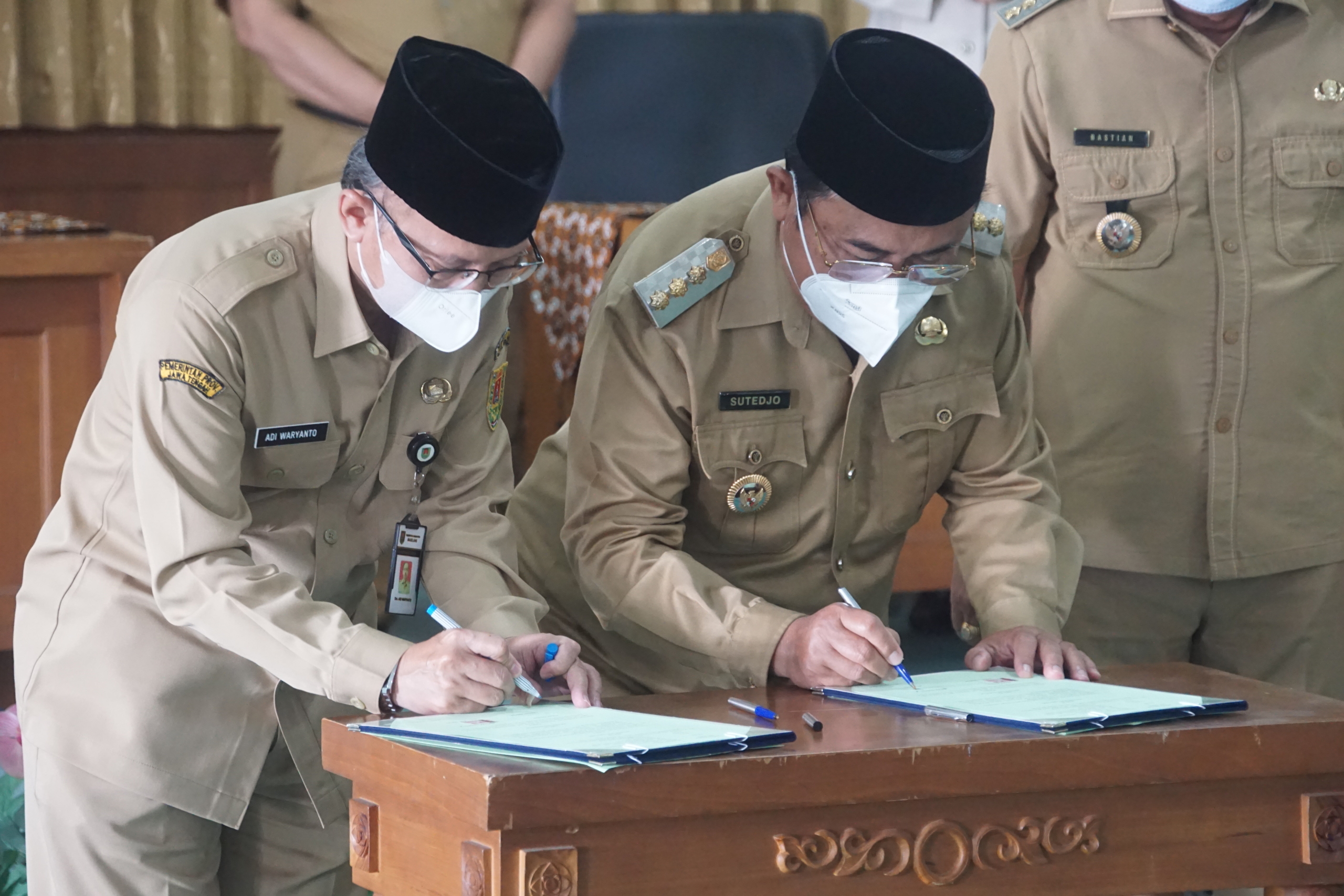 Sekretaris Daerah Kabupaten Magelang Adi Waryanto bersama Bupati Kulon Progo saat menandatangani kesepakatan bersama.