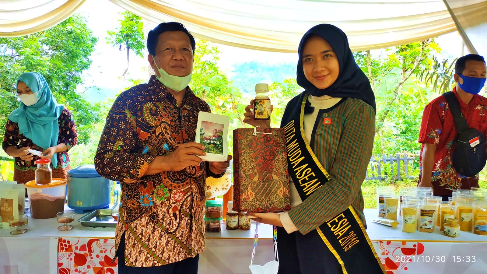 Duta Muda Asean saat berfoto dengan produk UMKM Desa Ngargoretno Salaman