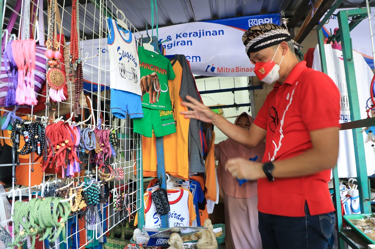 Ganjar Pranowo borong barang dagang di pusat oleh oleh Museum Manusia Purba Sangiran Sragen