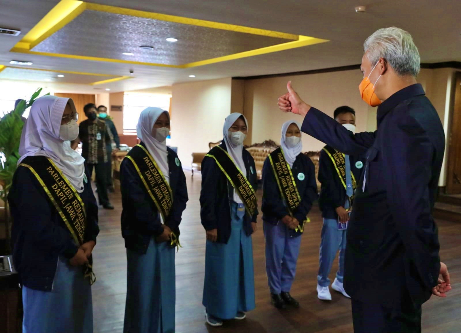 Ganjar Pranowo saat disambut anggota Parlemen Remaja