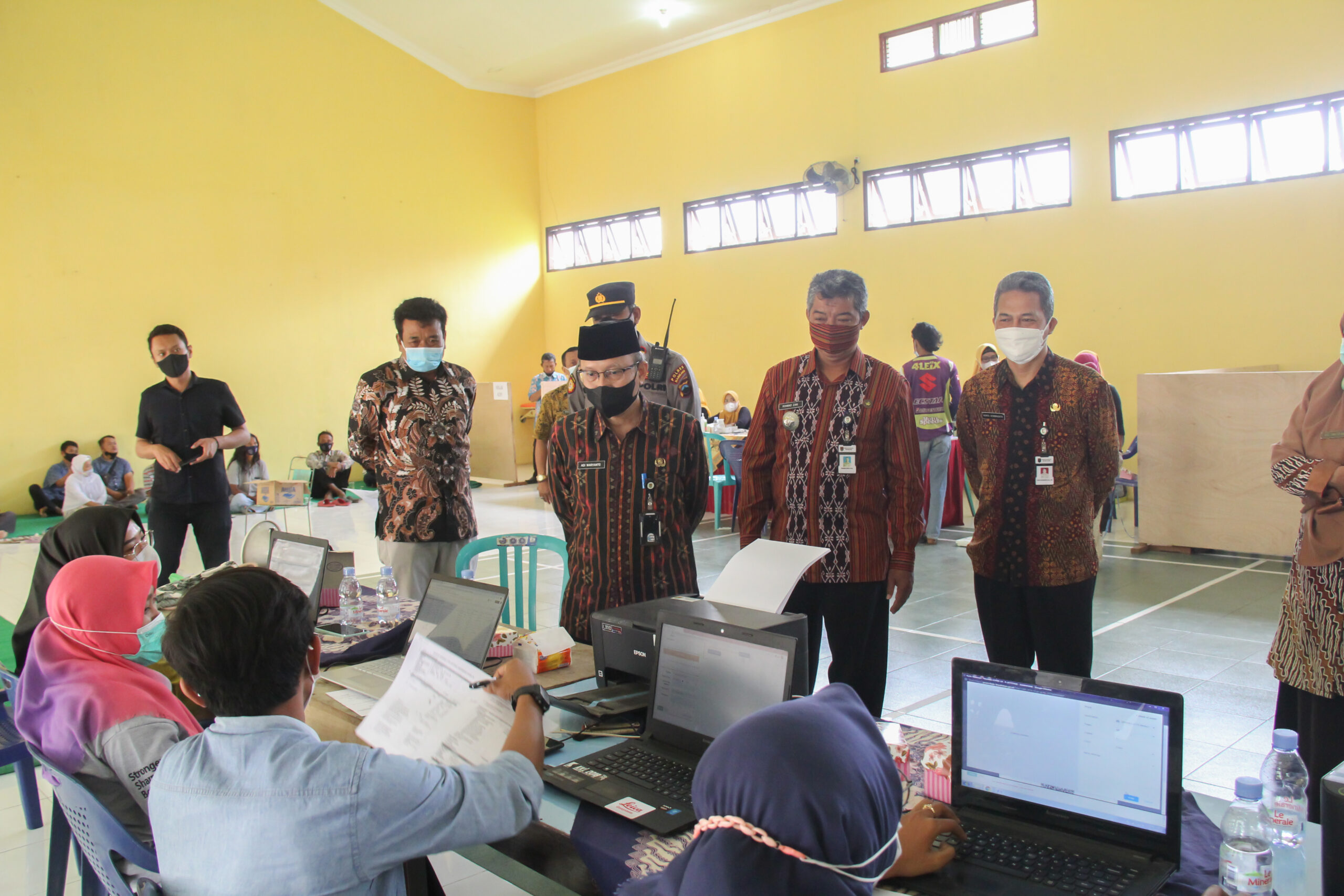 Sekretaris Daerah Kabupaten Magelang, Adi Waryanto saat memantau kegiatan vaksinasi di Desa Pakunden, Ngluwar.