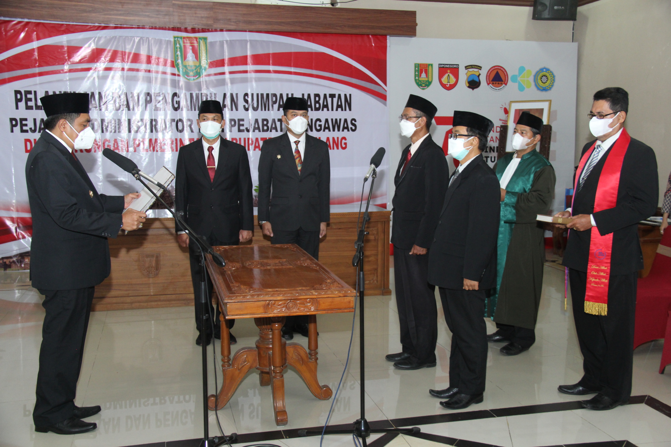 Bupati Magelang saat melakukan pelantikan pejabat di lingkungan Pemkab Magelang