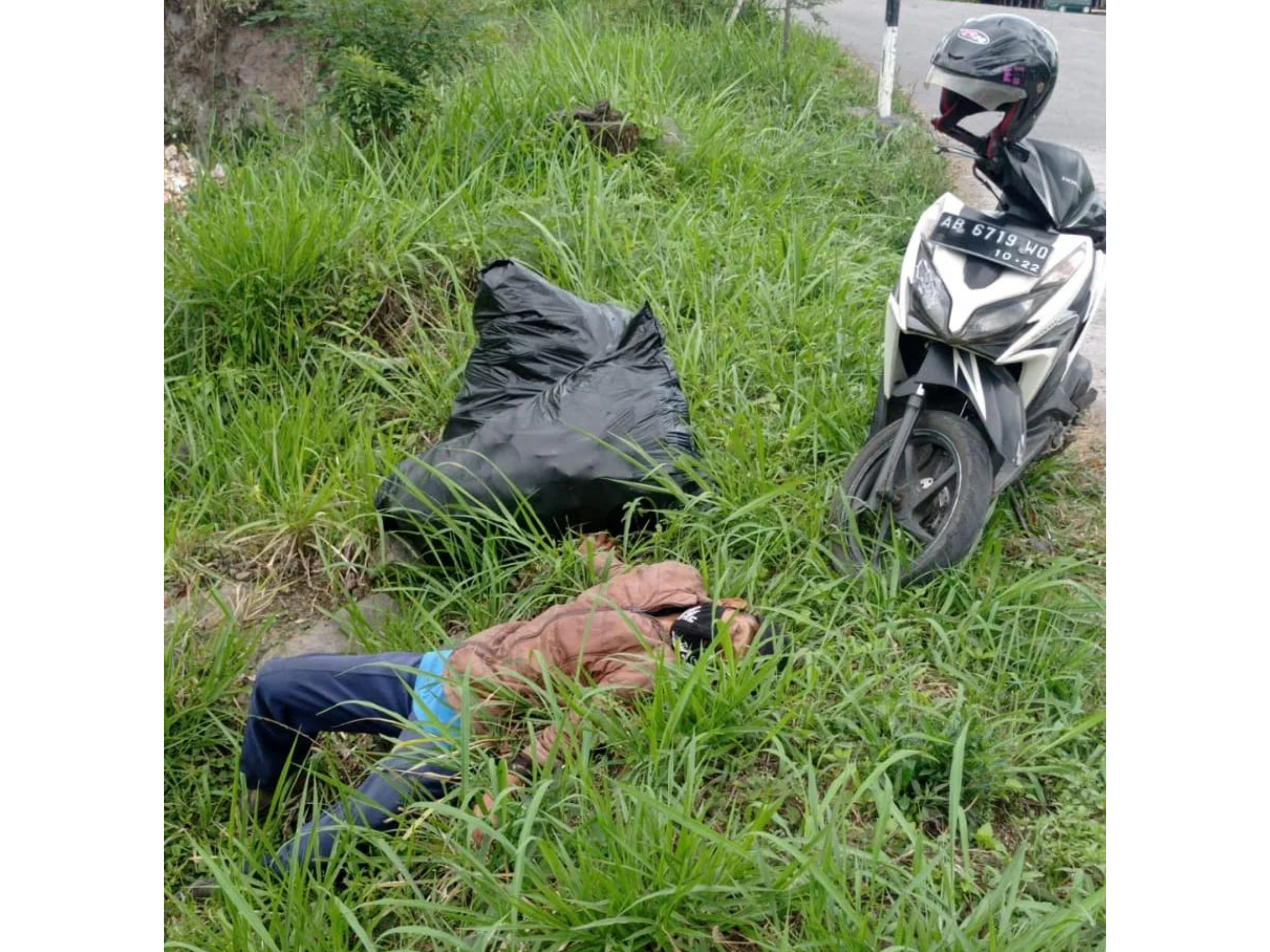 Pria misterius ditemukan tergelatak di pinggir jalan. (foto: instagram/merapi_uncover)