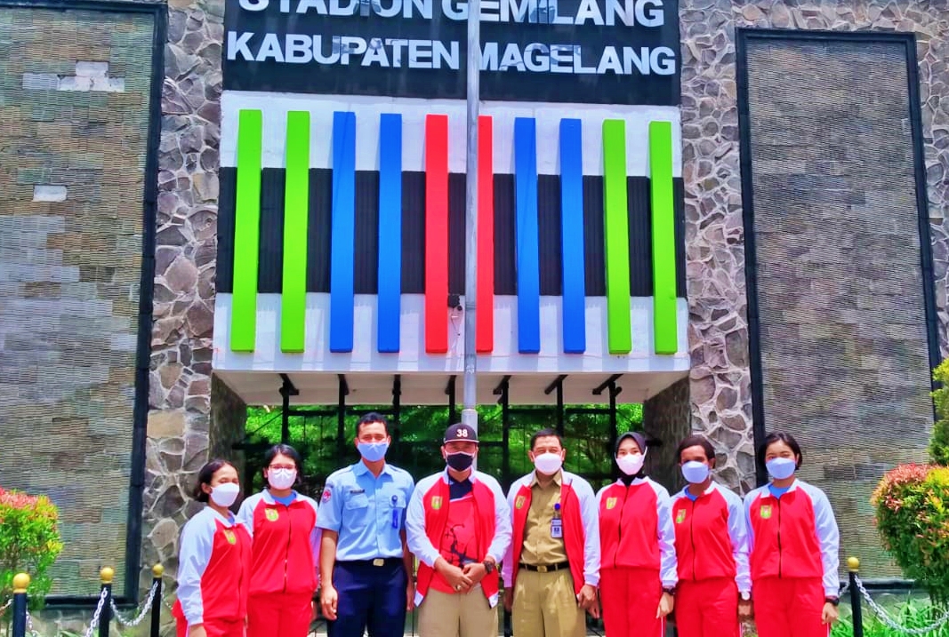 Kadisparpora Kabupaten Magelang saat berfoto bersama Atlet Pelajar yang maju ke Popda Kedu
