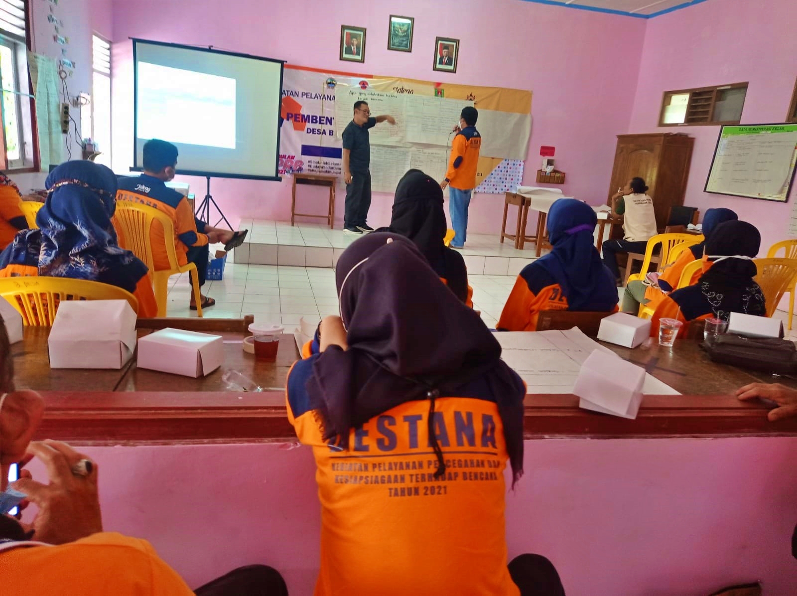 Pementaan kawasan rawan bencana di Desa Bawang Tempuran Magelang dan pembentukan Destana Desa Bawang difasilitasi FPRB Jateng dan BPBD Jateng