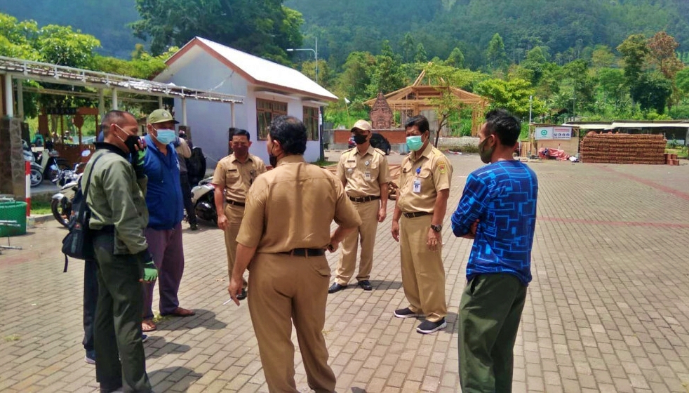 Petugas BPBD Kabupaten Magelang bersama Pejabat Kecamatan Ngablak saat berada di parkiran wisata Telomoyo Pandean_Foto BPBD Kabupaten Magelang