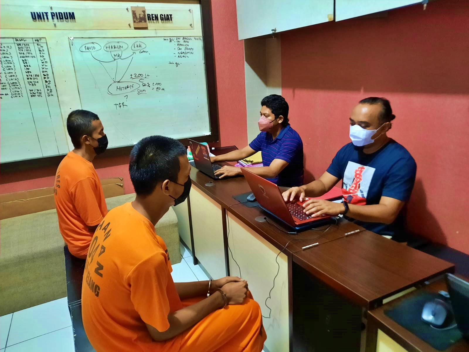 Petugas Satreskrim Polres Magelang sedang memeriksan tersangka pelaku pidana