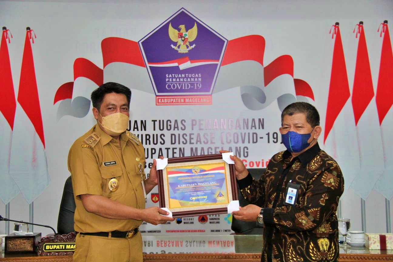Piagam dan Plakat Wajar Tanpa Pengecualian diserahkan langsung oleh Kantor Pelayanan Perbendaharaan Negara (KPPN) Mgelang, Nurhidayat kepada Bupati Magelang, Zaenal Arifin
