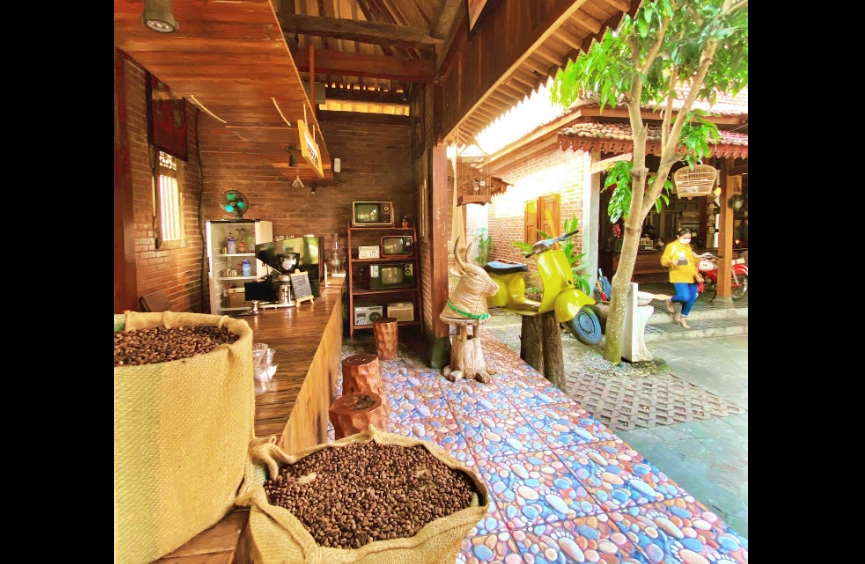 Salah satu tempat ngopi asyik di Magelang yakni Semesta Coffe Borobudur