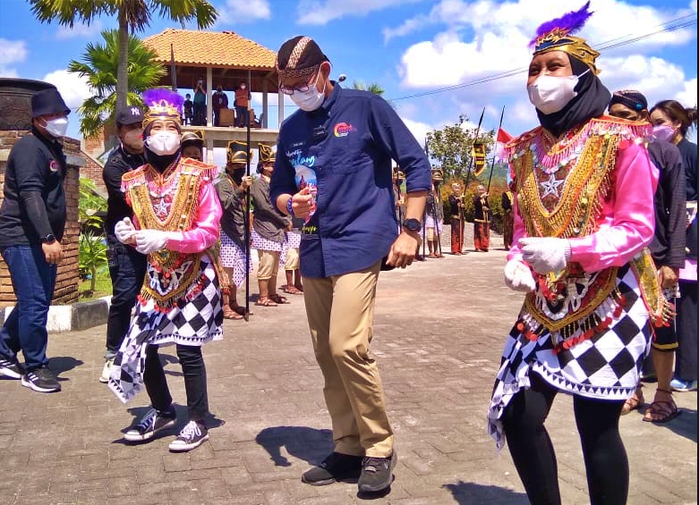Sandiaga Uno ikut menari kubro siswo saat berkunjung ke Desa Wisata Karanganyar Borobudur