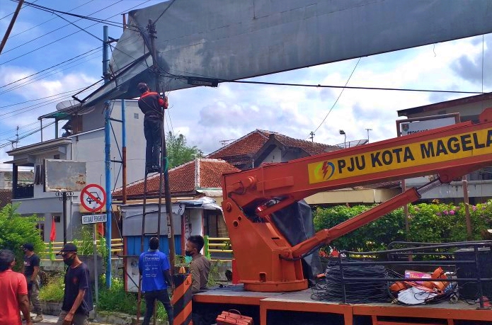 Satpol PP Kota Magelang brendel papan reklame