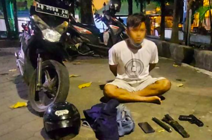 MENYARU: Pelaku pemerasan dengan air softgun, AW, 24. (foto: ist)