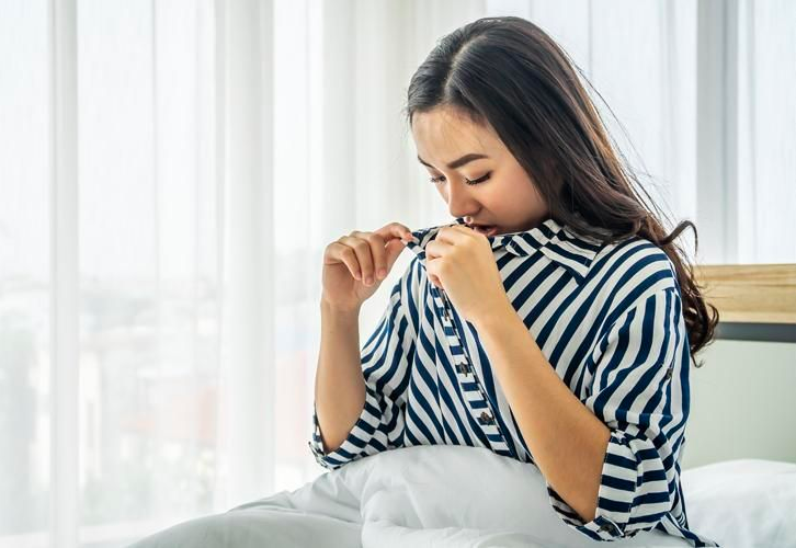 Seorang wanita mengamati dada alias payudara yang yang lagi kencang. (foto: ist)