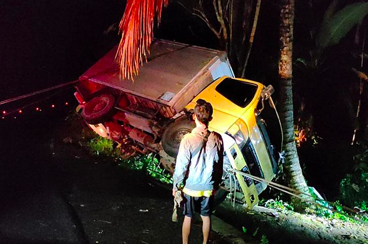 LICIN: Truk tepung terguling di Jogjakarta. (foto: ist)