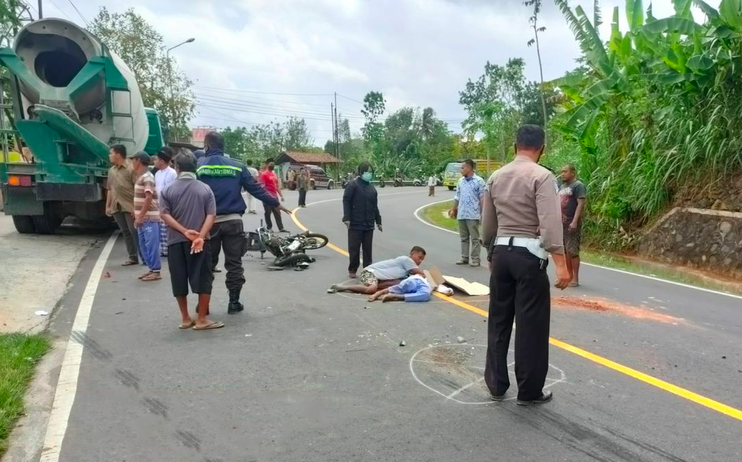 Korban BEP, 13, tergeletak di tengah jalan setelah tertabrak truk molen di Jogja. (foto: ist)