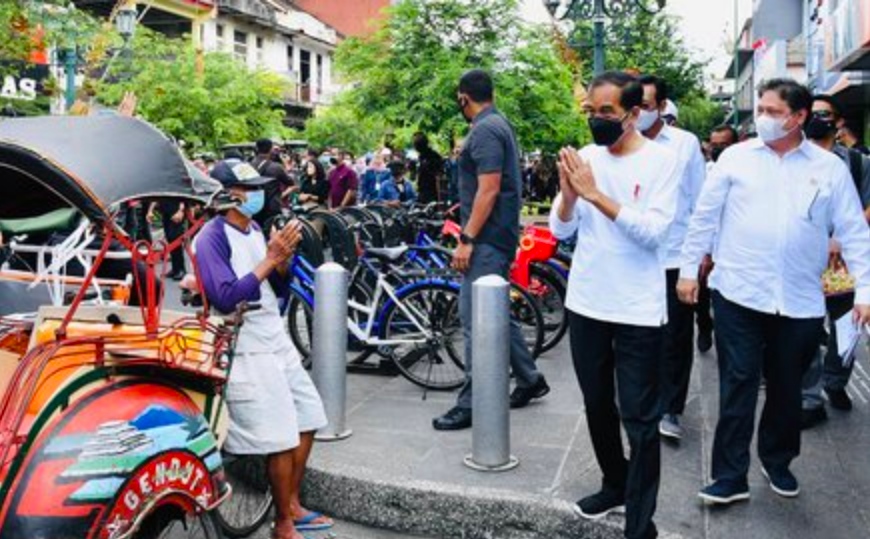 Presiden Joko Widodo atau Jokowi menyapa warga saat di Kawasan Malioboro Jogjakarta, Sabtu (9/10). (foto: ist)