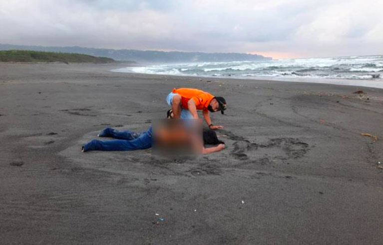 Petugas SAR mendekati mayat wanita di Pantai Pelangi Jogjakarta, Sabtu (9/10). (foto: ist)