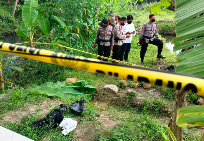 Polisi mendatangi TKP penemuan mayat di Sungai Sempor Sleman. (fotoL ist)