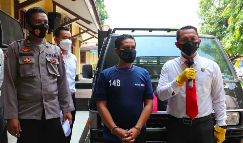 BAPER: Tersangka mantan kades Muchtarom bersama barang bukti mobil pikap sampah. (foto: ist)
