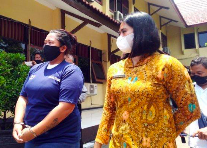 BORGOL: Warga Kabupaten Magelang, Minah alias Yuli saat di giring ke ruang tahanan Mapolres Kendal. (foto: ist)