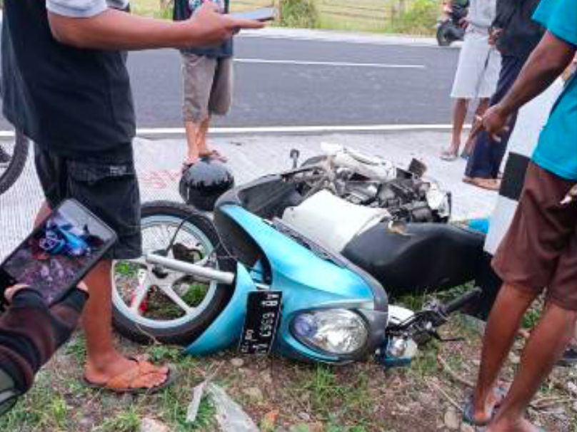 RINGSEK: Motor Scoopy dua penumpang wanita hancur setelah menabrak pikap L300 di Jogja. (foto: ist)