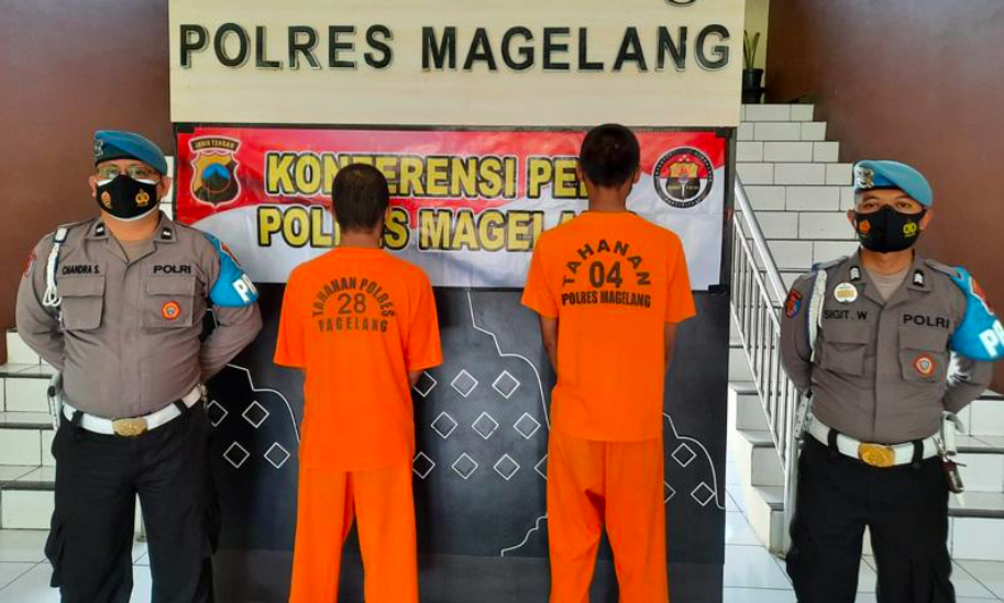 NAKAL: Dua dari tiga pelaku pencurian dan kekerasan di Lapangan Kujon, Kabupaten Magelang. (foto: ist)