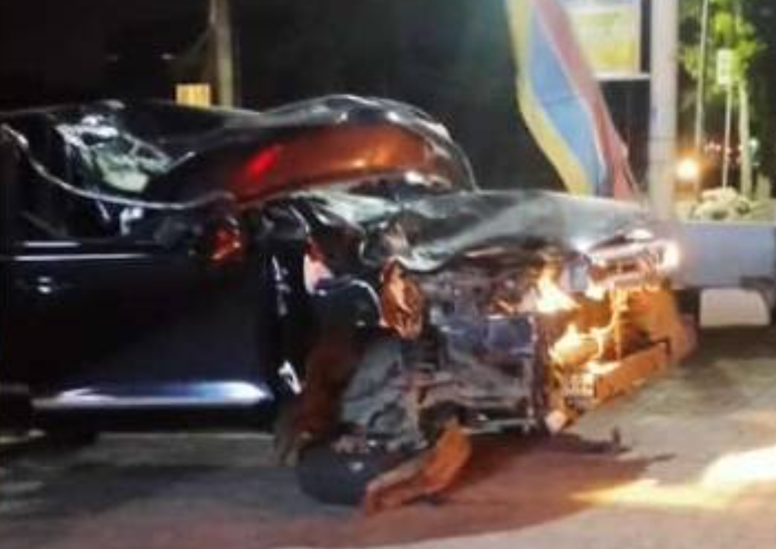 REMUK: Kijang Innova hancur setelah menabrak truk tronton di Jogjakarta. (foto: ist)