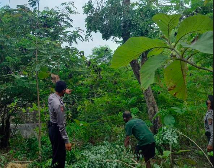 MUSIBAH: Polisi di TKP kakek Utomo terjatuh dan meninggal dunia. (foto: ist)