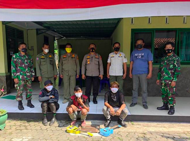 Tiga anak punk diamankan polisi karena membawa amunisi AK-47. (foto: ist)