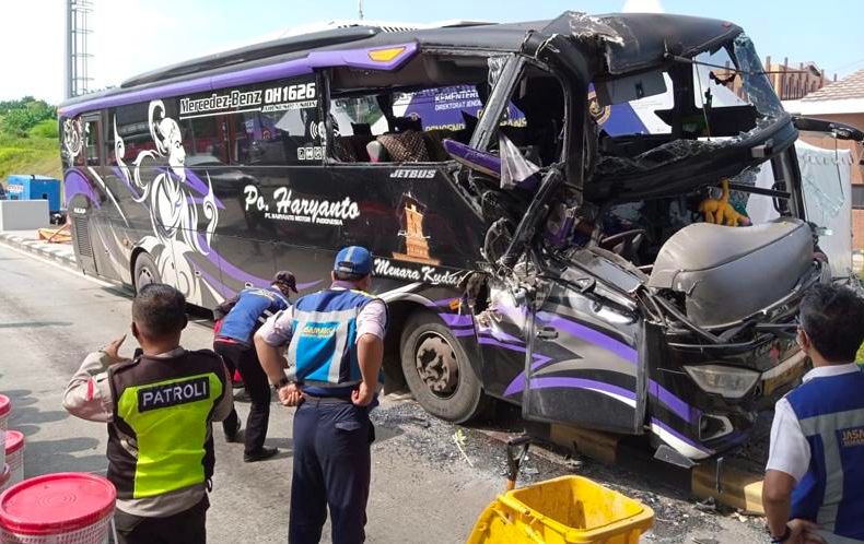 MUSIBAH: Kecelakaan Bus PO Haryanto di Tol Kalikangkung Semarang. (foto: ilustrasi/ist)