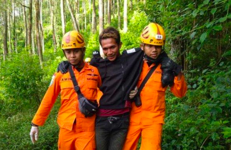 EVAKUASI: Petugas SAR gabungan memandu pendaki remaja asal Magelang Devi Andi Saputra yang dilaporkan sempat hilang. (foto: ist)