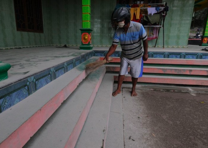 Hujan abu Merapi mengguyur Boyolali. (foto: ilustrasi/ist)