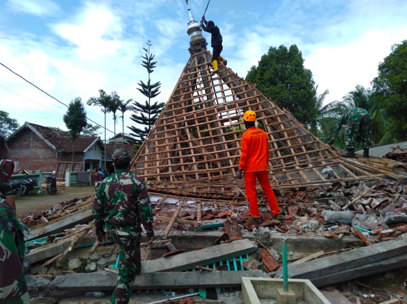 Gempa bumi merobohkan musala. (foto: ilustrasi/ist)