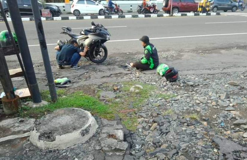 MUSIBAH: Driver ojek online tergeletak usai terlibat kecelakaan engan pengendara Suzuki di pertigaan UIN Sunan Kalijaga Jogjakarta. (foto: ist)