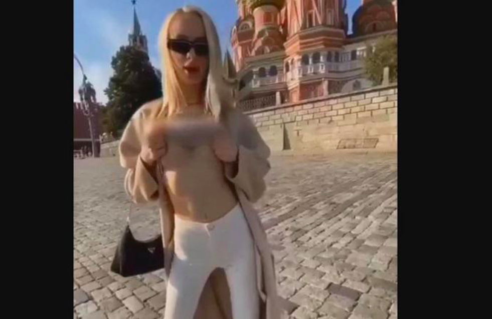 DIKECAM: Bintang video hot, Lola Bunny menyesal telah memperlihatkan payudaranya di tempat public. (gambar: ist)