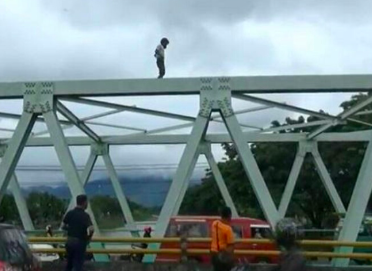 PATAH HATI: Seorang pria asal Sleman Jogjakarta berhasil digagalkan warga saat hendak terjun dari jembatan Sungai Opak Bantul. (foto: ilustrasi/ist)