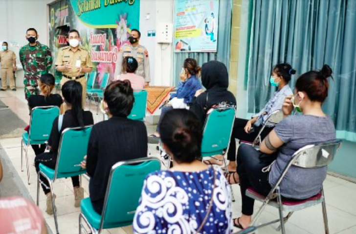INSAF: Pemkab Pati memulangkan 14 pemandu lagu yang salah satunya warga Magelang ke rumah masing-masing. (foto: ist)