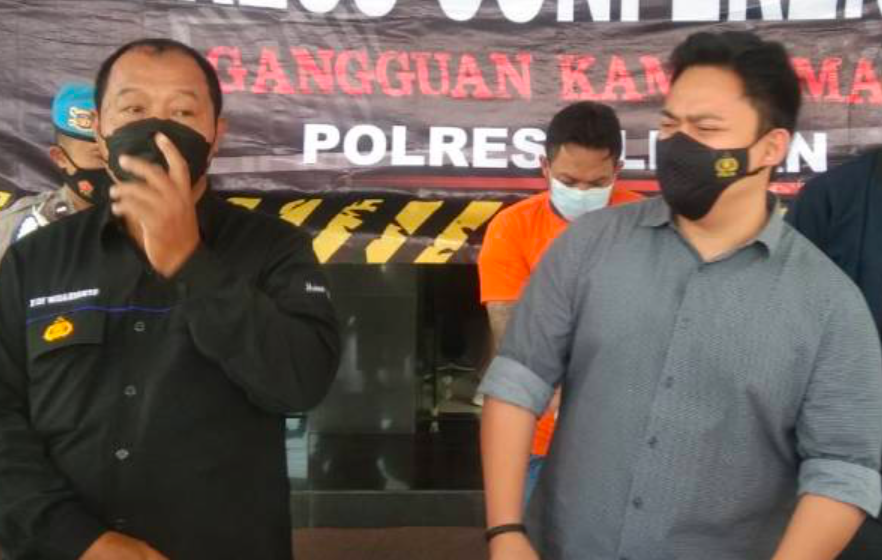 Terduga pelaku pelecehan seksual sesama jenis mengenakan baju tahanan. (foto: ist)